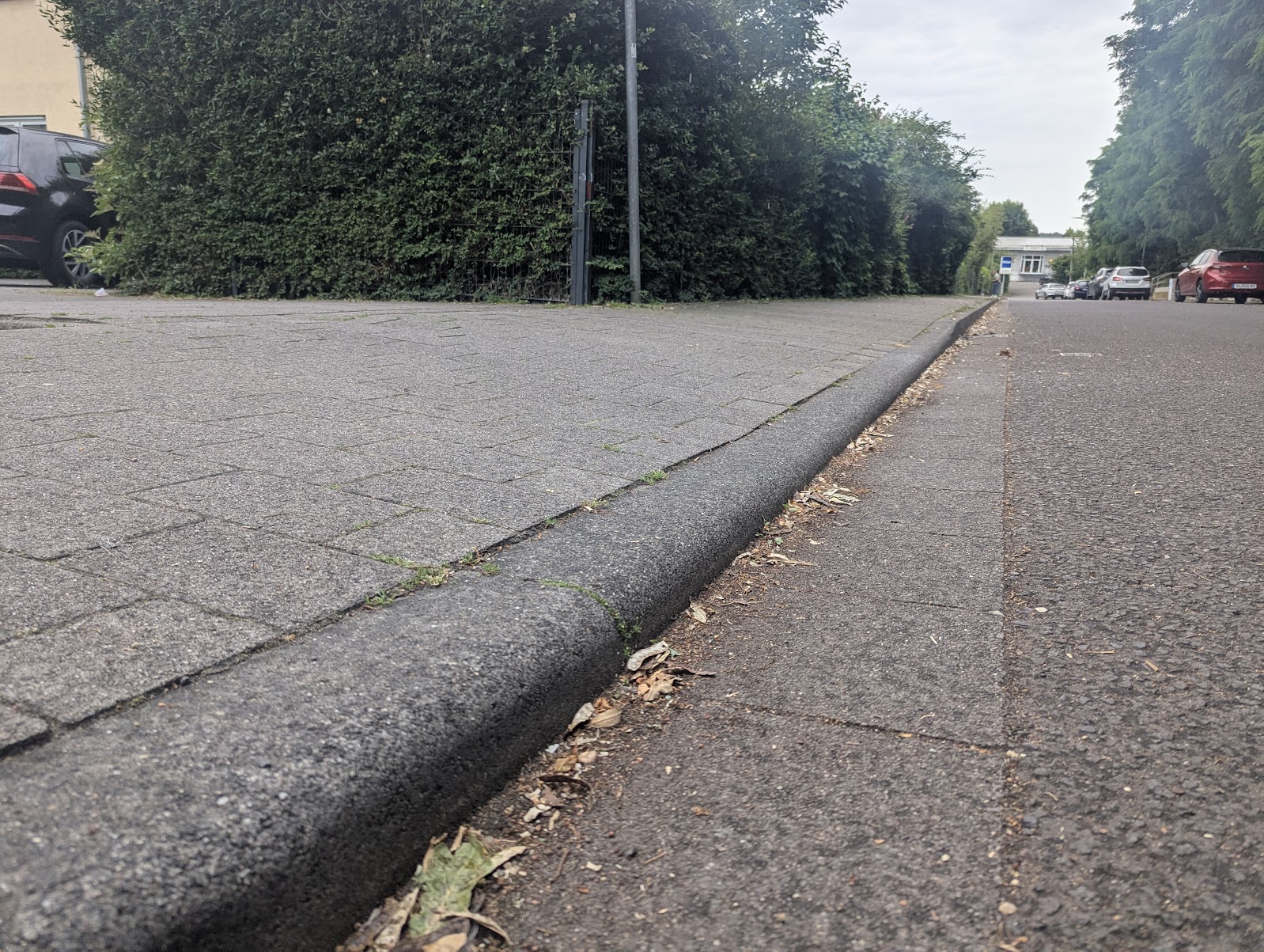 German entrance kerb with 3cm upstand in traffic-calmed street