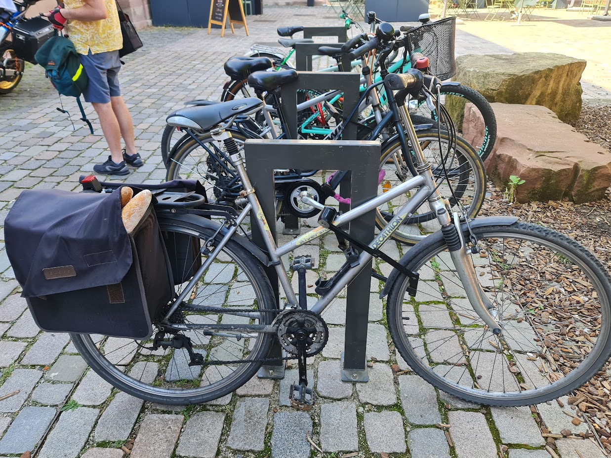 &ldquo;A trekking bike with front suspension and an Abus-type folding lock&rdquo;
